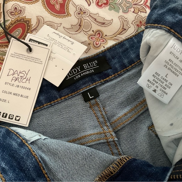 Size L, Judy Blue High Waist 'Daisy Patch' shorts, style J150048. Newer worn. - Picture 4 of 4